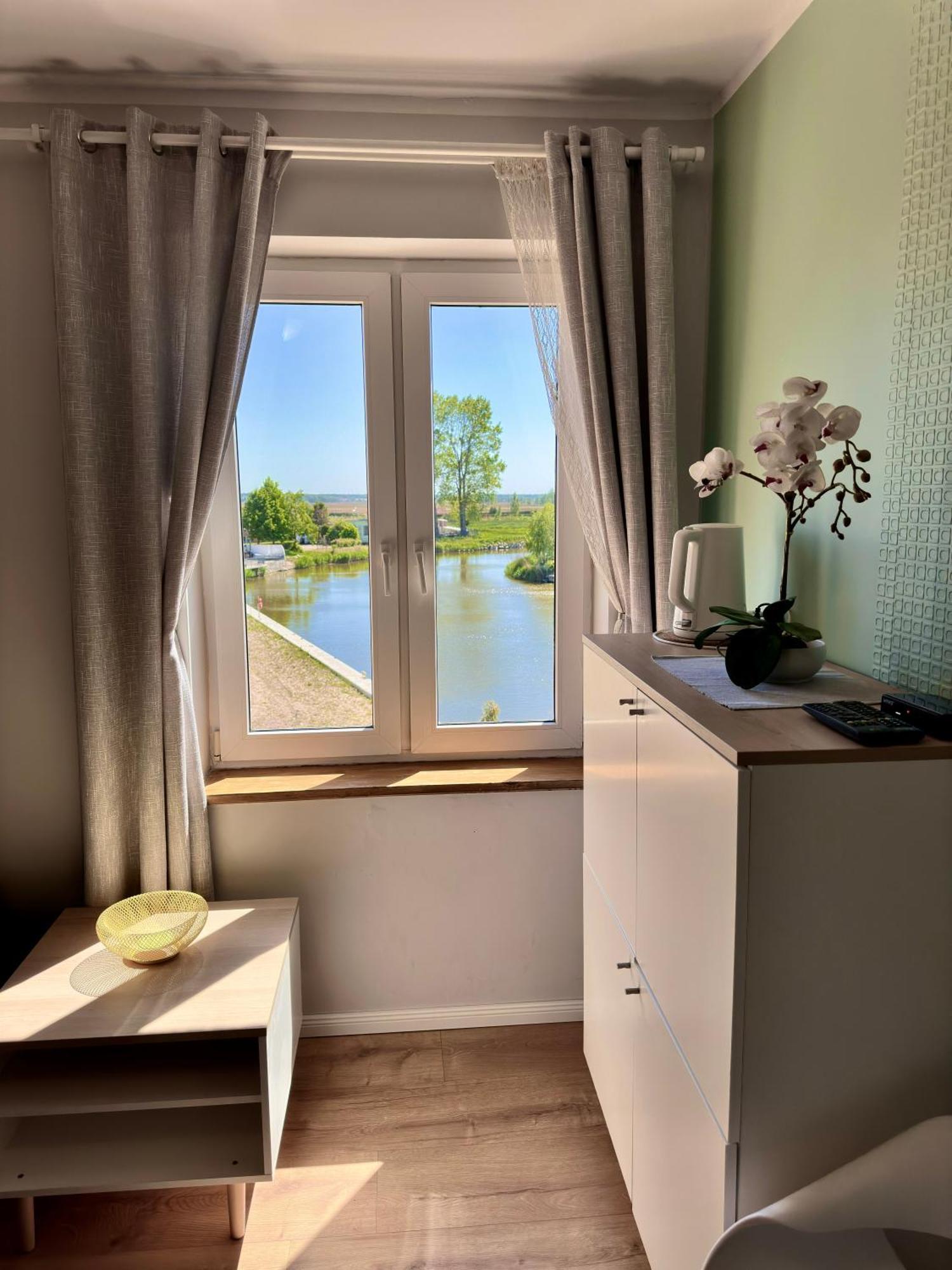 Pod Papugami - Komfortowe Pokoje Z Widokiem Na Rzeke Łeba Extérieur photo